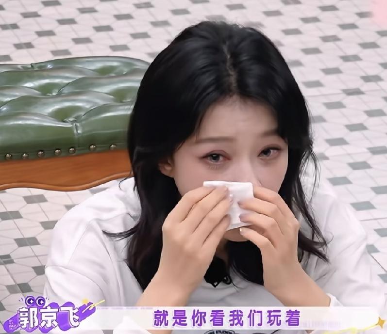 综艺《不想睡的星期五》，孙怡哭起来，这真是泪如雨下，她应该还爱着董子健吧。就如