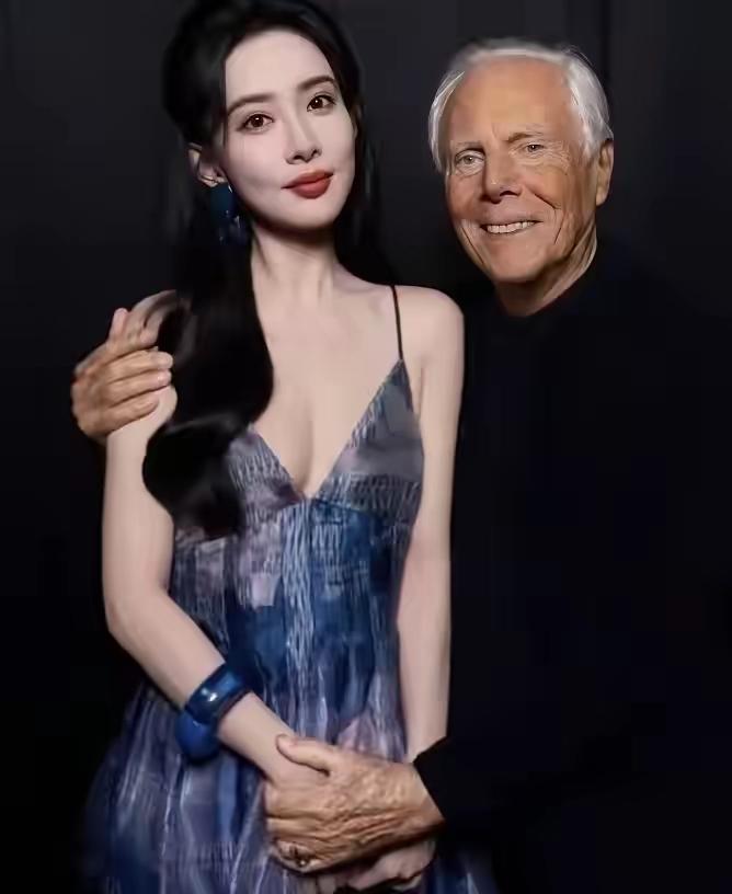 这老头是谁，竟然能搂着孟子义这样拍照，不得不说孟子义还是非常漂亮的，图中也可以明