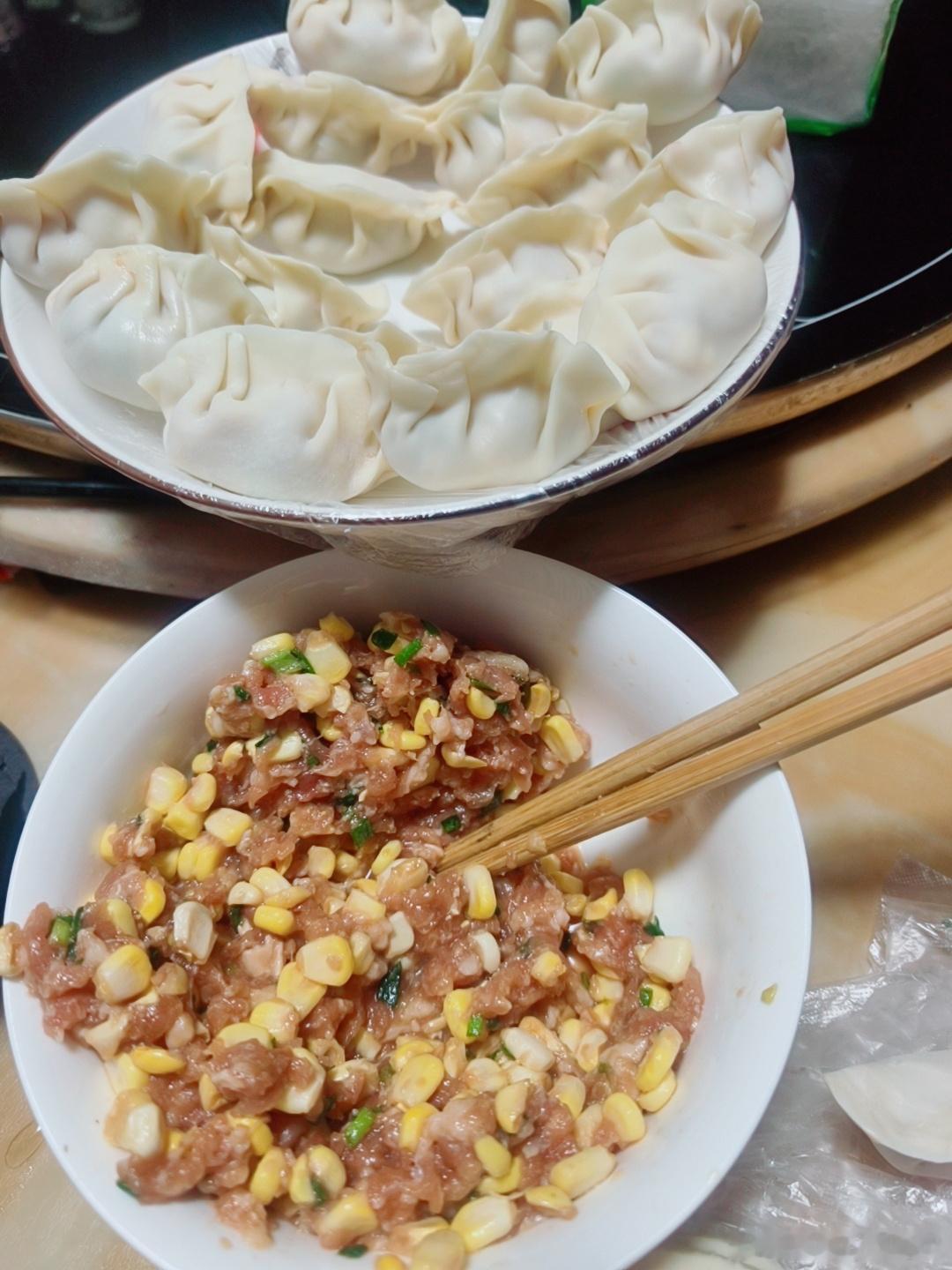 当妈就是母爱泛滥，这不大半夜还在包饺子，孩子说想吃玉米馅的，我这就屁颠屁颠的给包