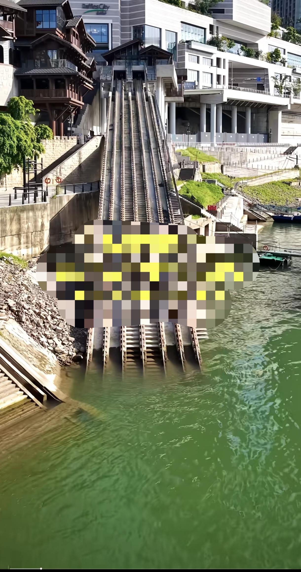 重庆朝天门揽车，没用了为啥不拆了呀？70、80年代水位没这么高，下面是朝天门码头