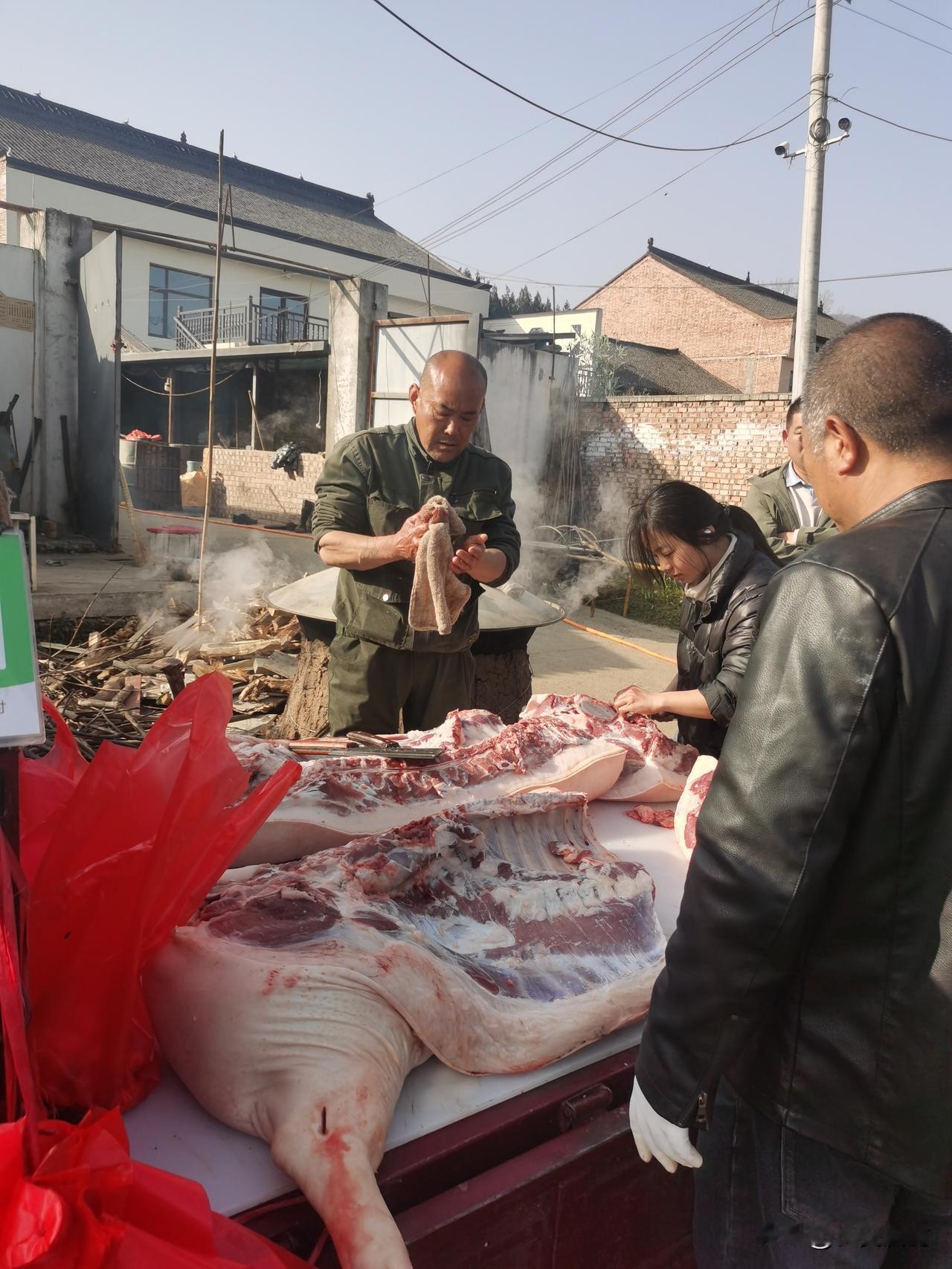 现在的肉，肉没肉味，就总是怀念40年前的黑猪肉。那时候家养的黑猪一养就是一年，只