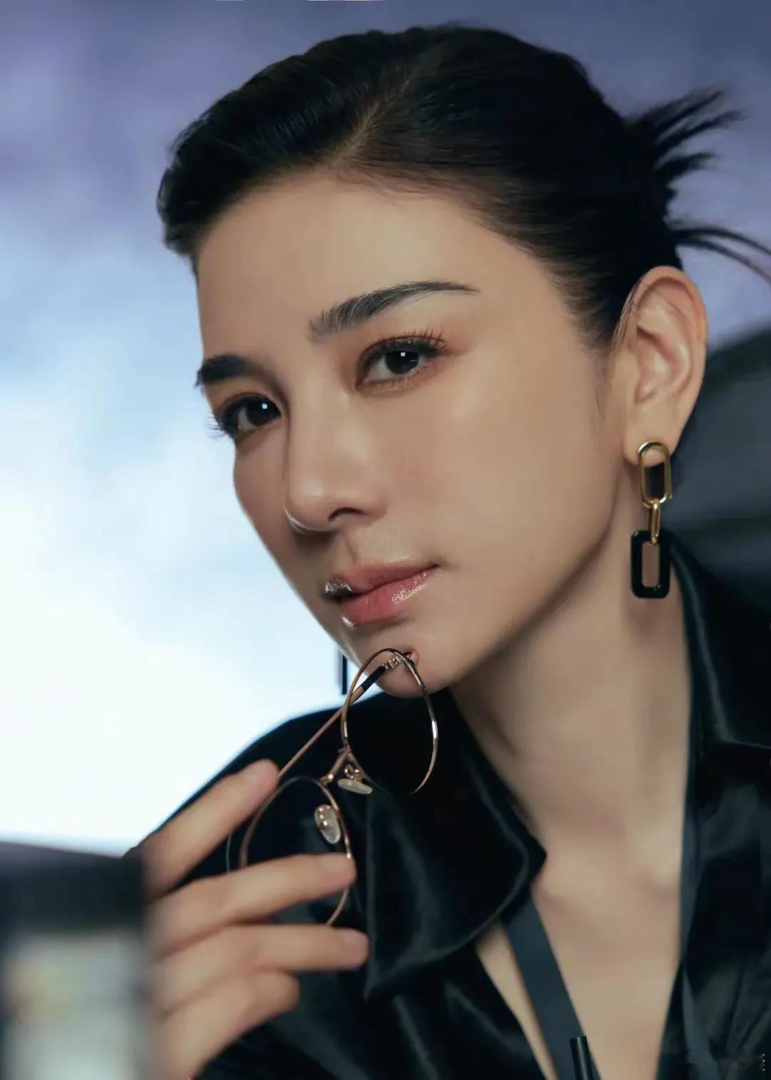 黄奕这辈子真的是被恋爱脑妥妥的耽误了。第一次婚姻闪婚闪离，前夫姜凯成了超级富豪
