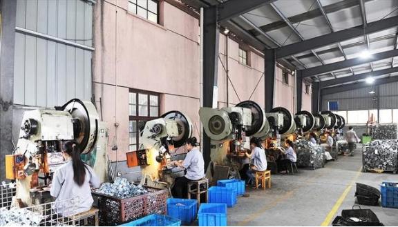 为什么制造业向外国搬迁，而不向中西部搬迁？简单来说，除了广西和四川，其他西部省份