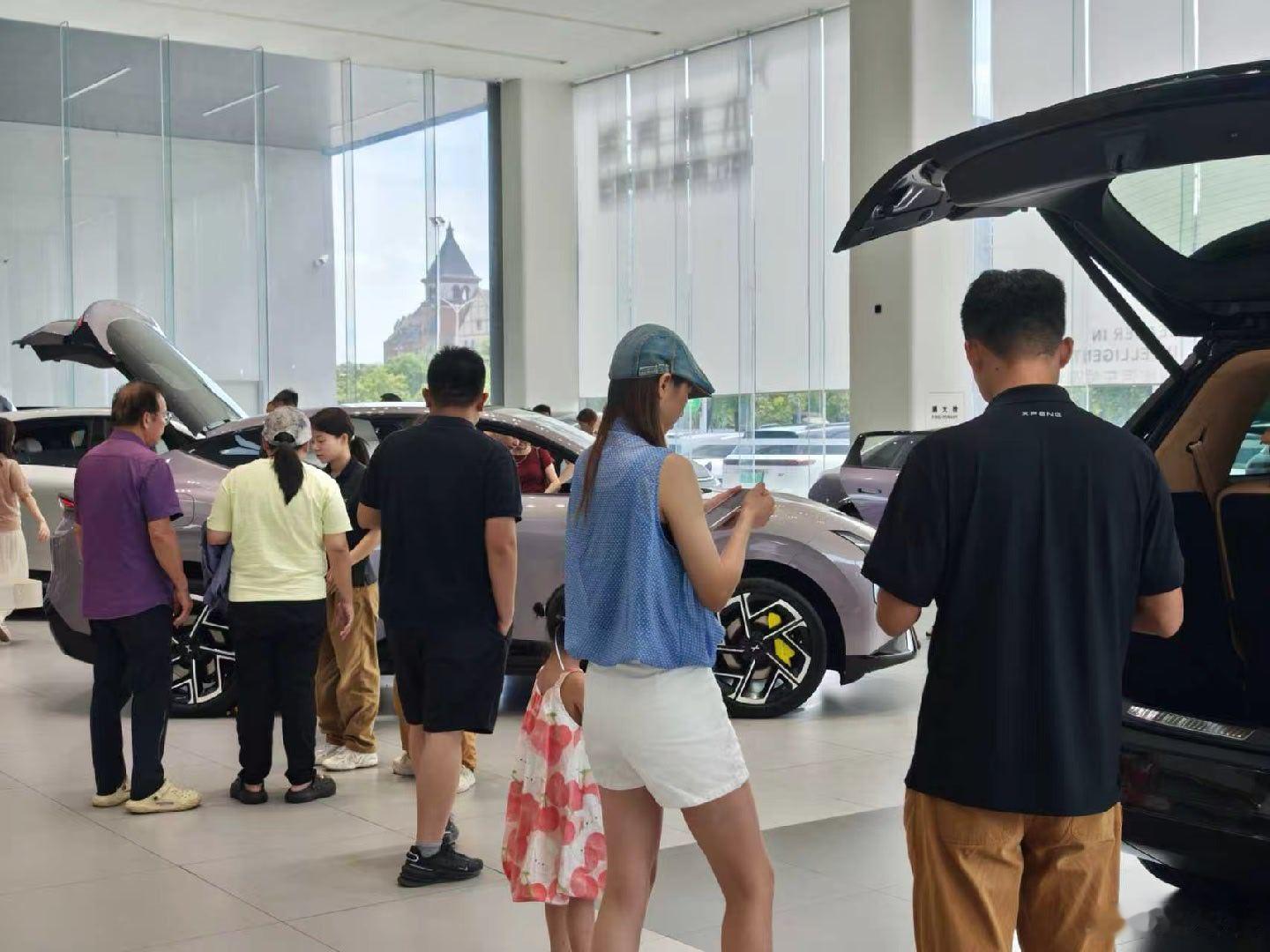 小鹏MONAL03上市发布1小时大定46859台，上市后的首个周末迎来客流高峰