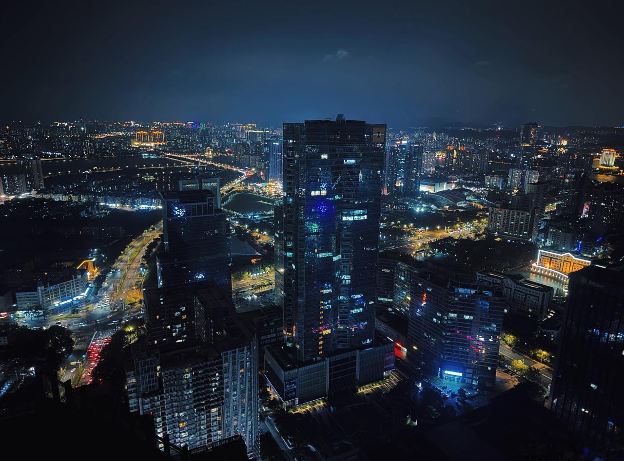 第一次来这个城市，和我想象的完全不一样，一时不知道自己有没有离开广州🙁​​​