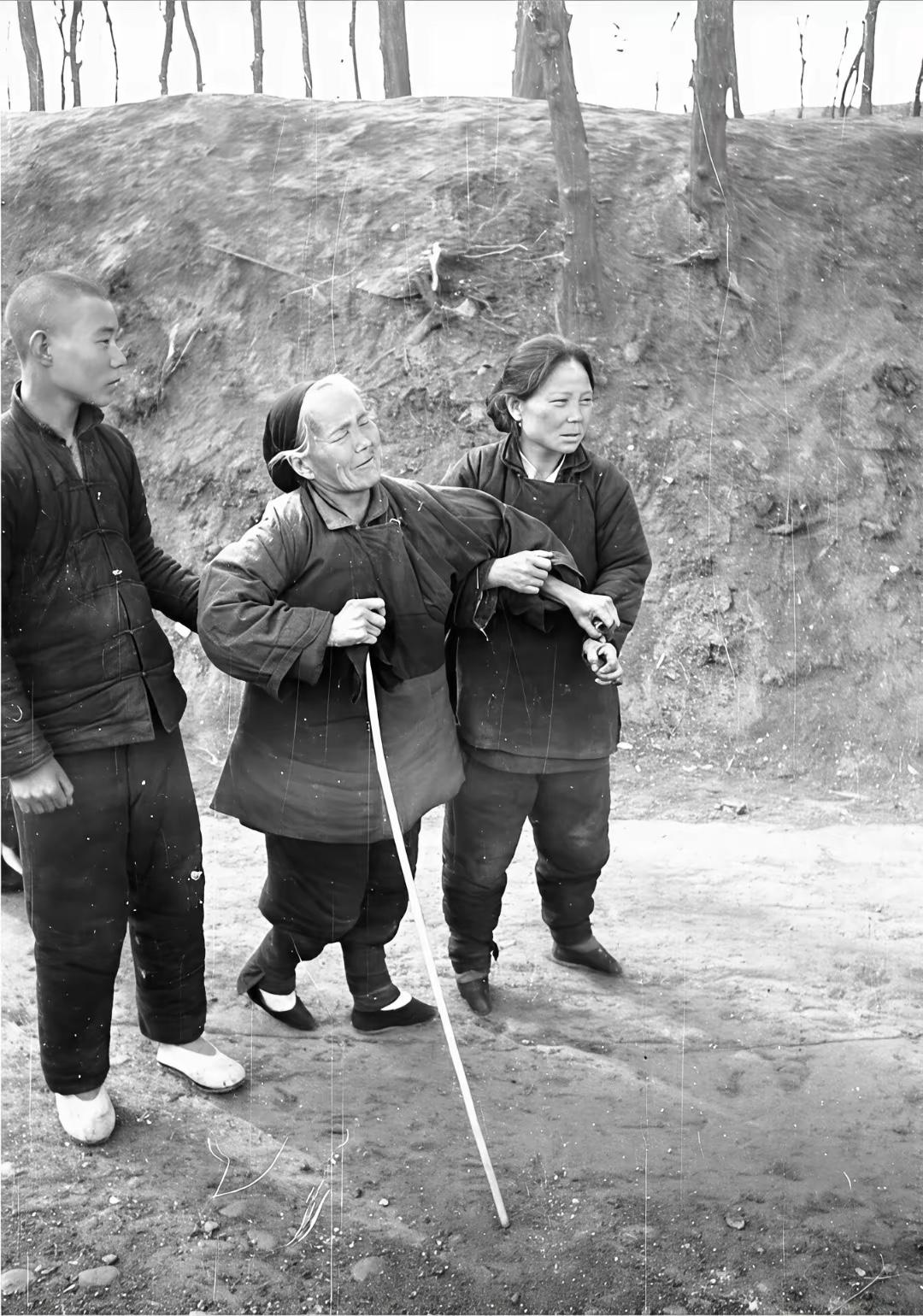 这是真实的1942的场景不是影视剧中的剧照是一位荷兰摄影师在豫陕交界处拍摄的