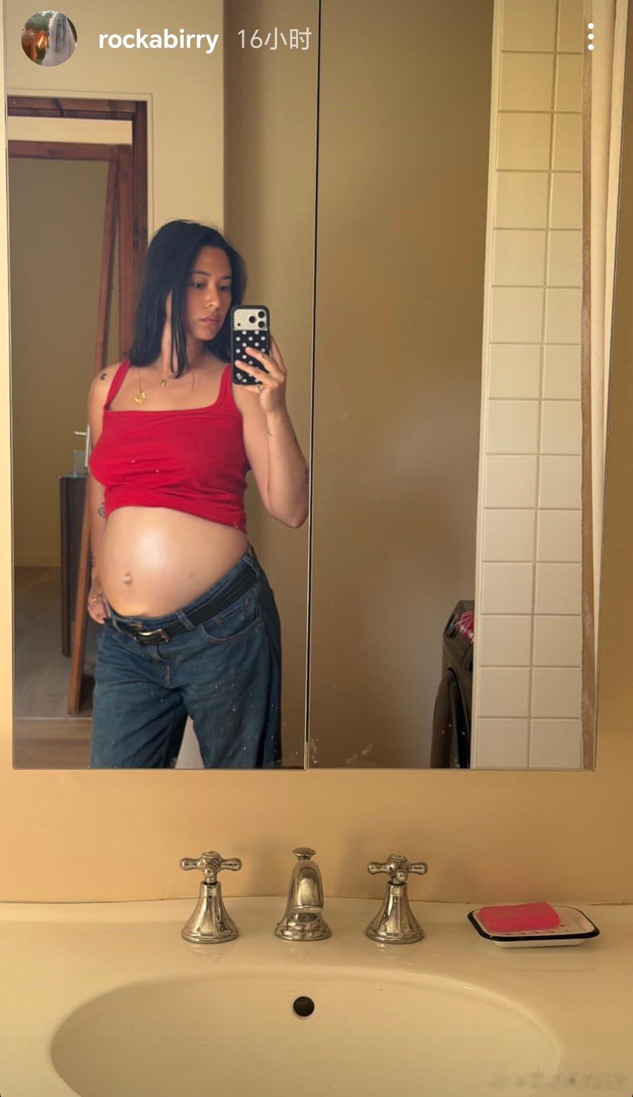 姜文女儿怀孕姜文女儿晒孕肚照姜文女儿晒孕肚照宣布怀孕，肚大如箩看起来快生了，去