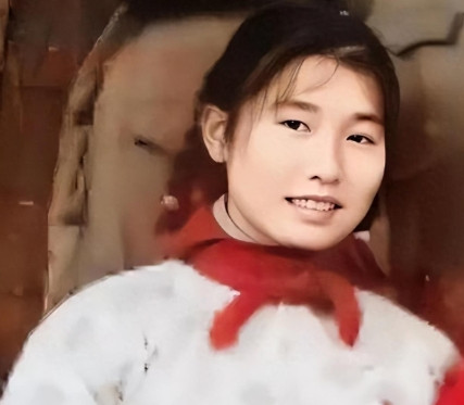 1973年，女知青黄丽萍带着农村丈夫回宁波探亲，没曾想，当丈夫看到墙上挂着的照片