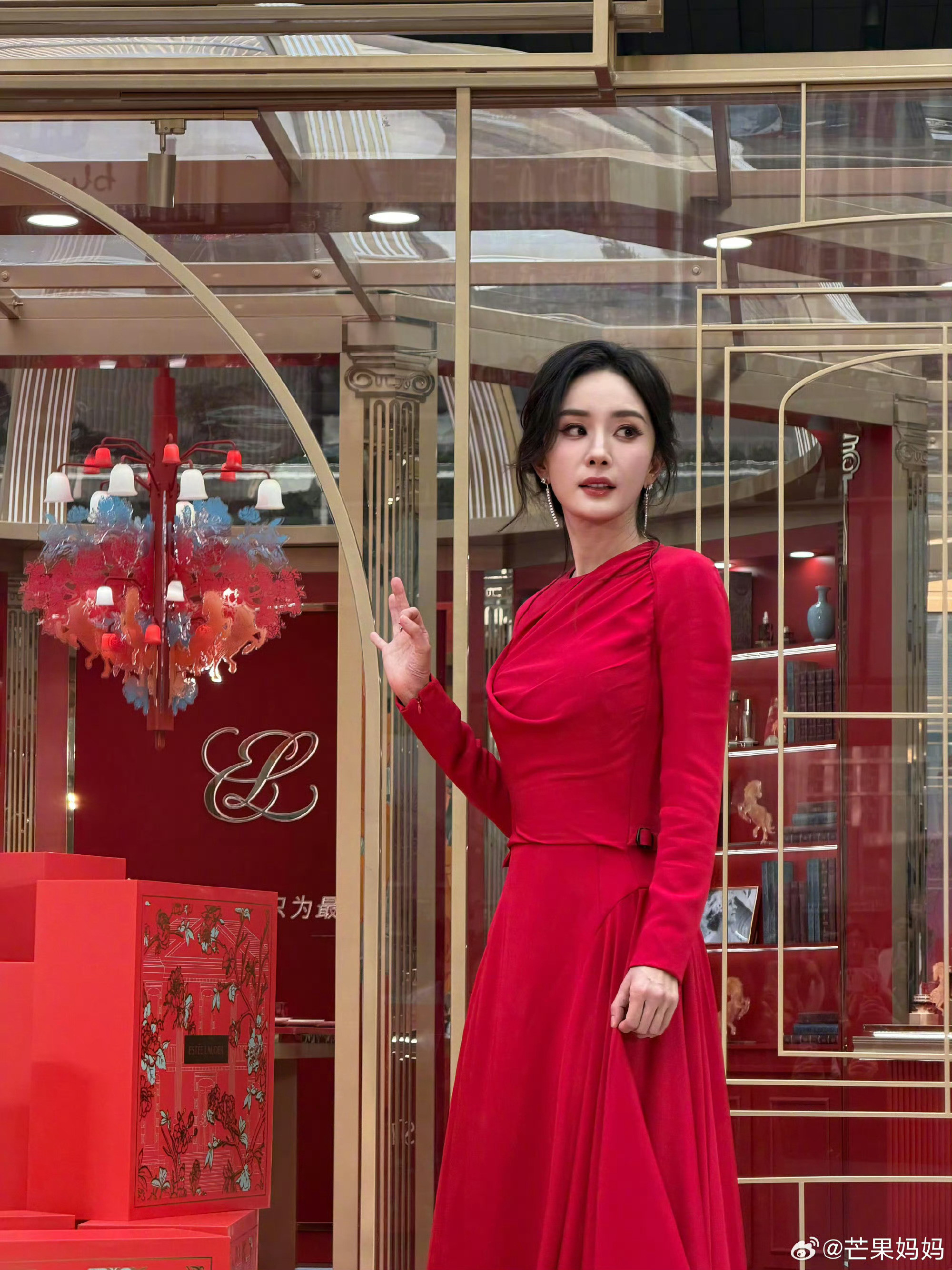 杨幂红裙最严厉的母亲请杨幂把红裙子一直焊在身上，太美了！