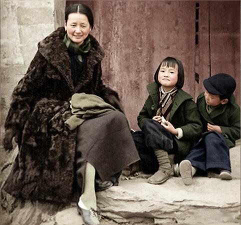 这张老照片里的正是林徽因，以及她的女儿梁再冰、儿子梁从诫，拍摄时间大概在1935