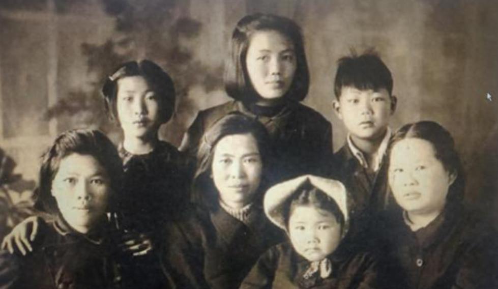 1947年李敏回国后见到东北局同志说了一句话，贺子珍立刻提醒她：你可别乱说啊！