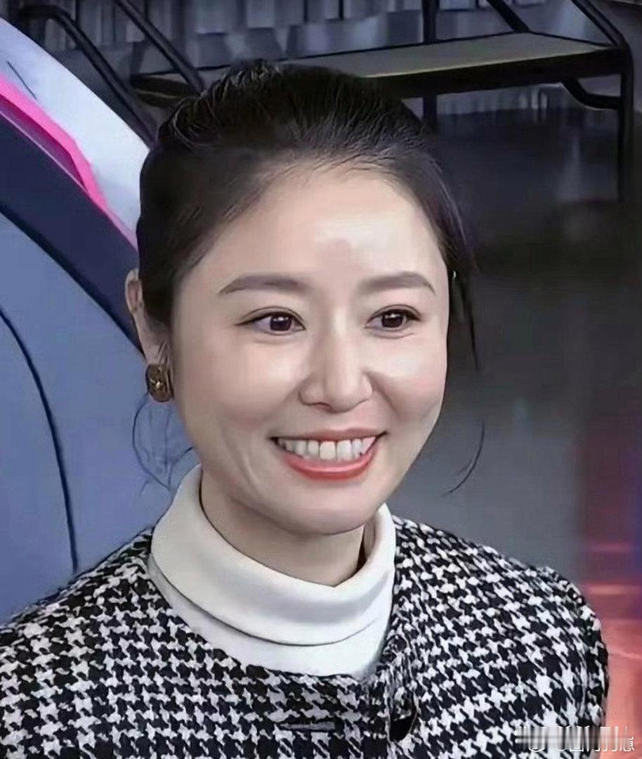 林心如五十岁原生生图曝光！全程无美颜滤镜加持，肌肤紧致细腻，温柔气质尽显，状态宛