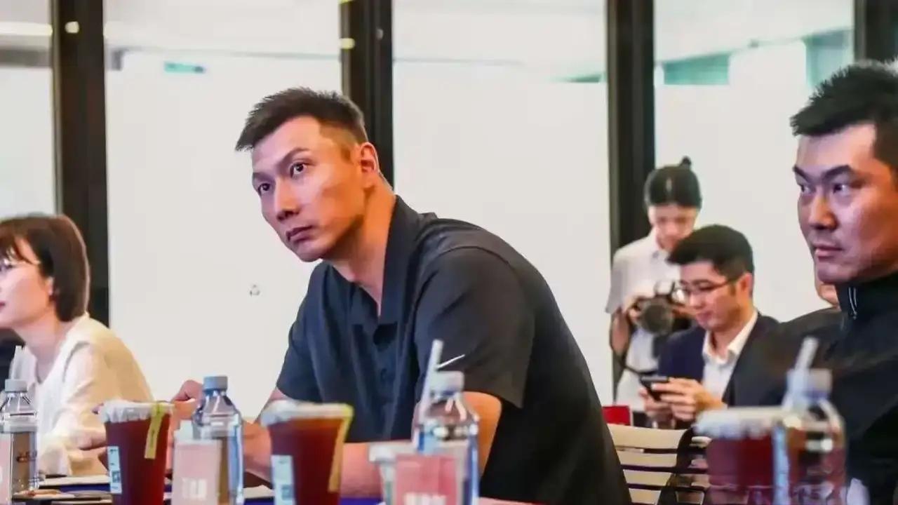 易建联是一个怪人，自从退役后从没来过宏远主场看球支持球队，无论常规赛还是季后赛，