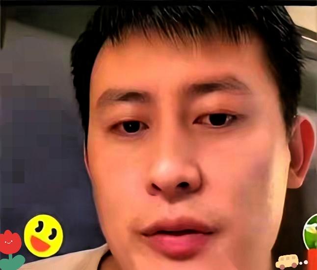 张雪峰的直播间突然换人，灯光亮起，坐在镜头前的是武亮，满屏弹幕全在问你是谁。