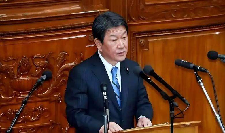 日本表态了！承认中国很重要。 当地时间7月14日，日本外长茂木敏充在记者会上