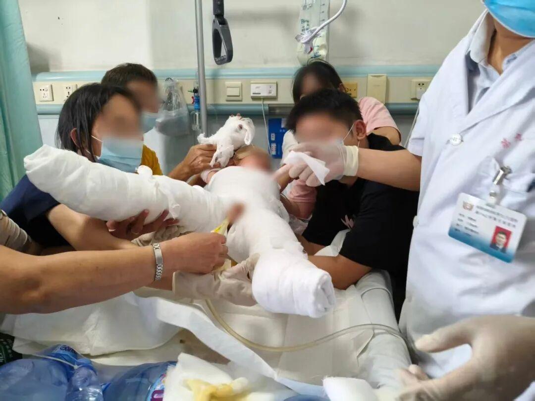 “妈妈，我治不好了，我们回家吧。”家长轻信一款自主洗浴辅助用品，2岁小女孩不