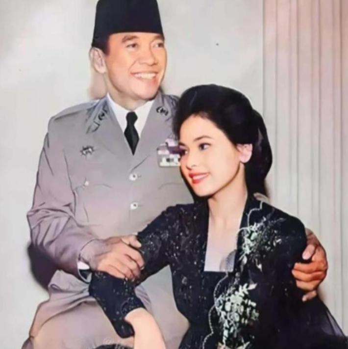 1959年6月，东京帝国饭店的豪华包厢里，气氛十分暧昧。58岁的印尼总统苏加诺推