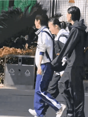 陈熠没有出现在国乒赴澳门队伍中。3月27日浩浩荡荡的国乒团队抵达澳门，女乒形影不