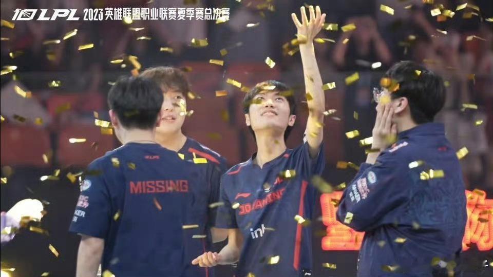 今晚都等Knight了，左手要是没续约BLG而流进竞拍池的话，根据召回机制，JD