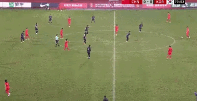 动图来看看拜合拉木这两个进球，有多漂亮！第一个：拜合拉木接长距离传球落点判断