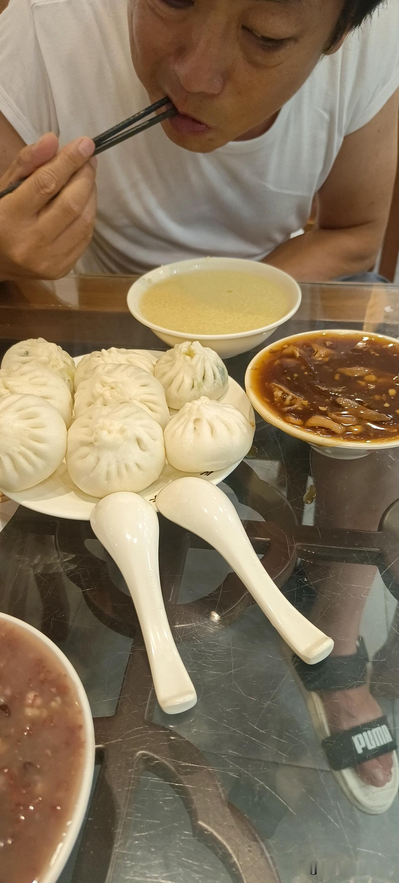 昨天晚上逛了一下老北京城，终于吃上心心念念的庆丰包子，还有炒肝。这可以算得上一