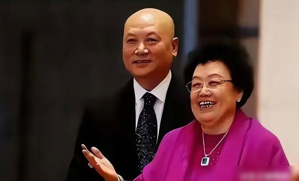 迟重瑞守了三十年，守的真是情？别傻了，他守的是那张天价遗嘱的入场券，那份豪门“职