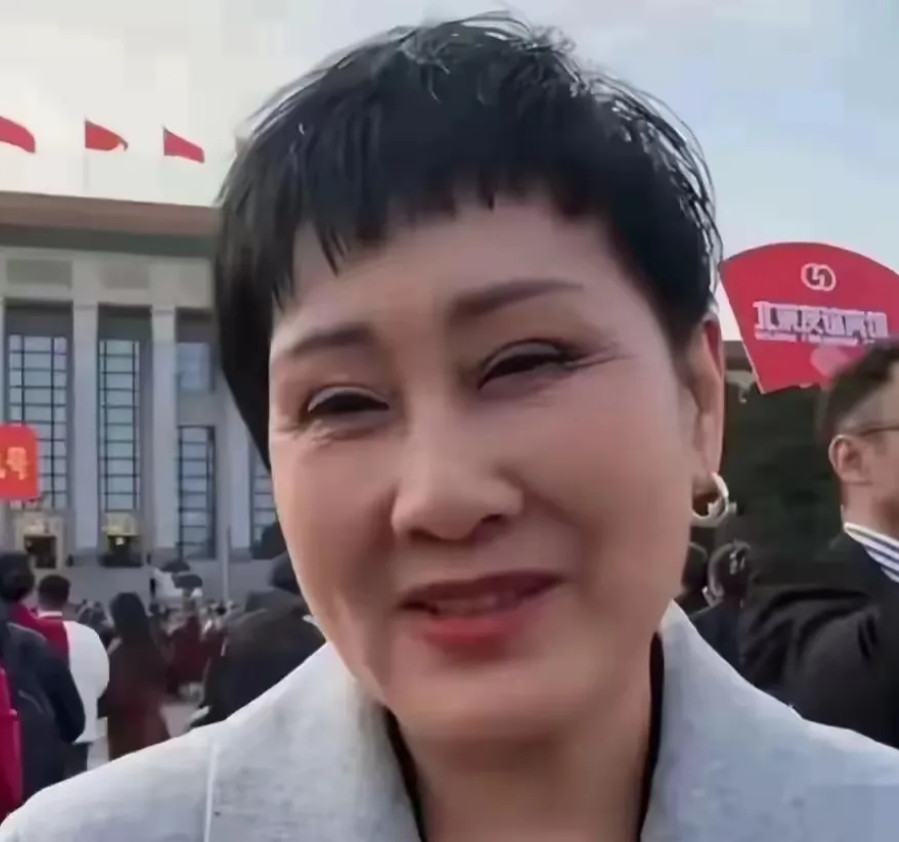 张凯丽肯定整了眼睛，修了眉毛。不管怎么做，都不再年轻，一看就是六十多岁的老太太