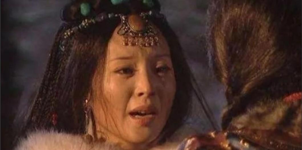 公元1635年，皇太极下令扒光亲姐姐莽古济的衣服，并且让刽子手处以凌迟极刑。每剐