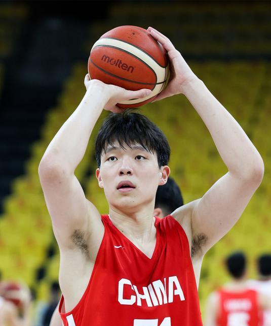 专家有评，进入NBA选秀的杨瀚森与CBA赛场上的杨瀚森判若两人！秘密揭晓了，为