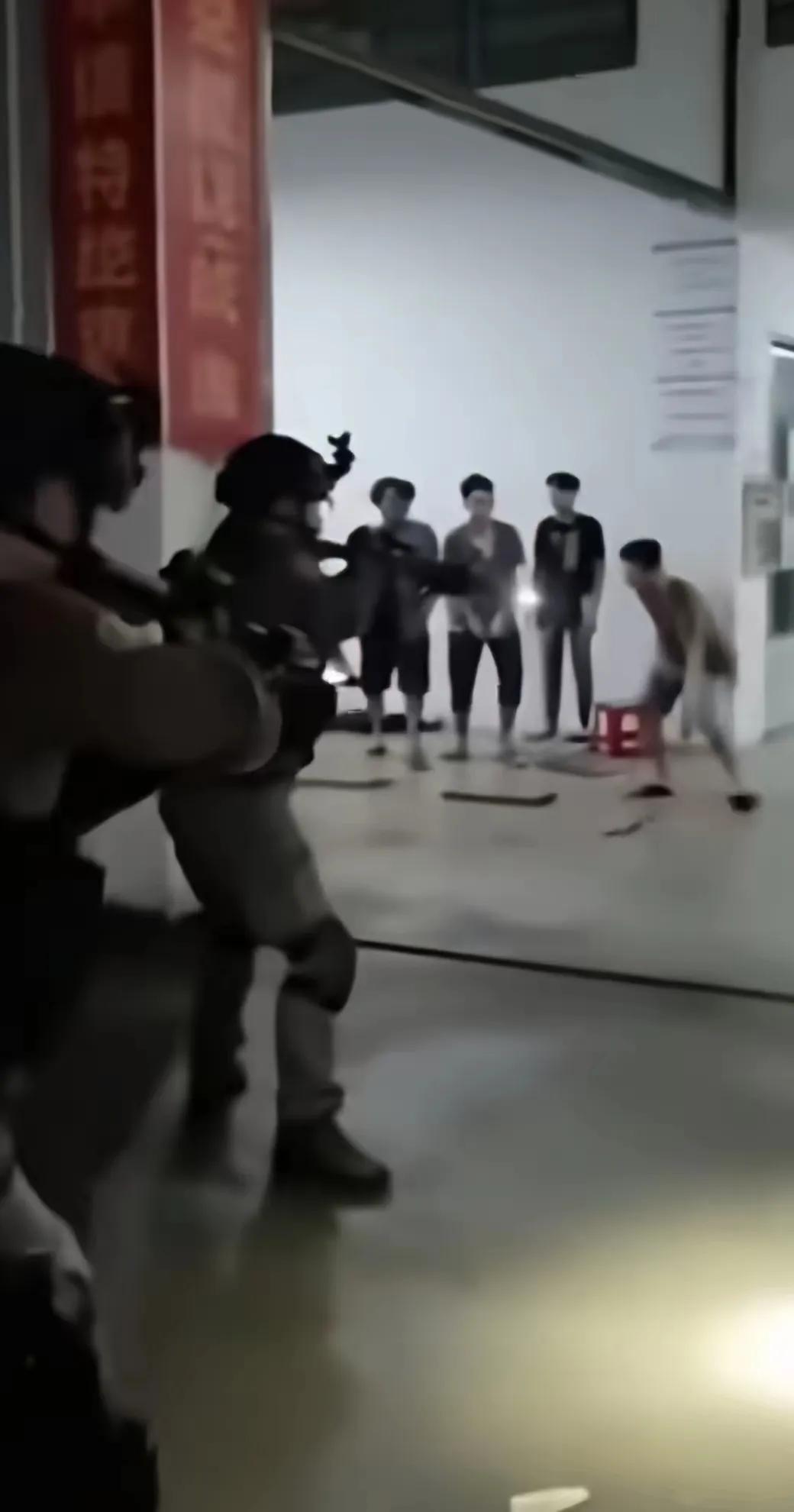 泰国特种部队确定没有降错园子？怎么一眼望去全是中文，不见柬文呢？估计特战队员们