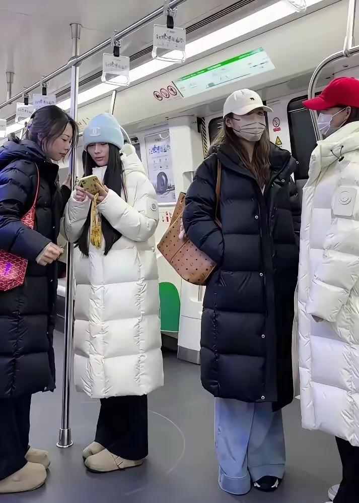 不知道大家发现没？今年冬天的街头像被统一了审美，冲锋衣彻底退潮，长款羽绒服成了