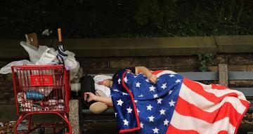 美国的人均GDP明明有8万美元，可为何美国老百姓还觉得生活困难？说白了，美国GD