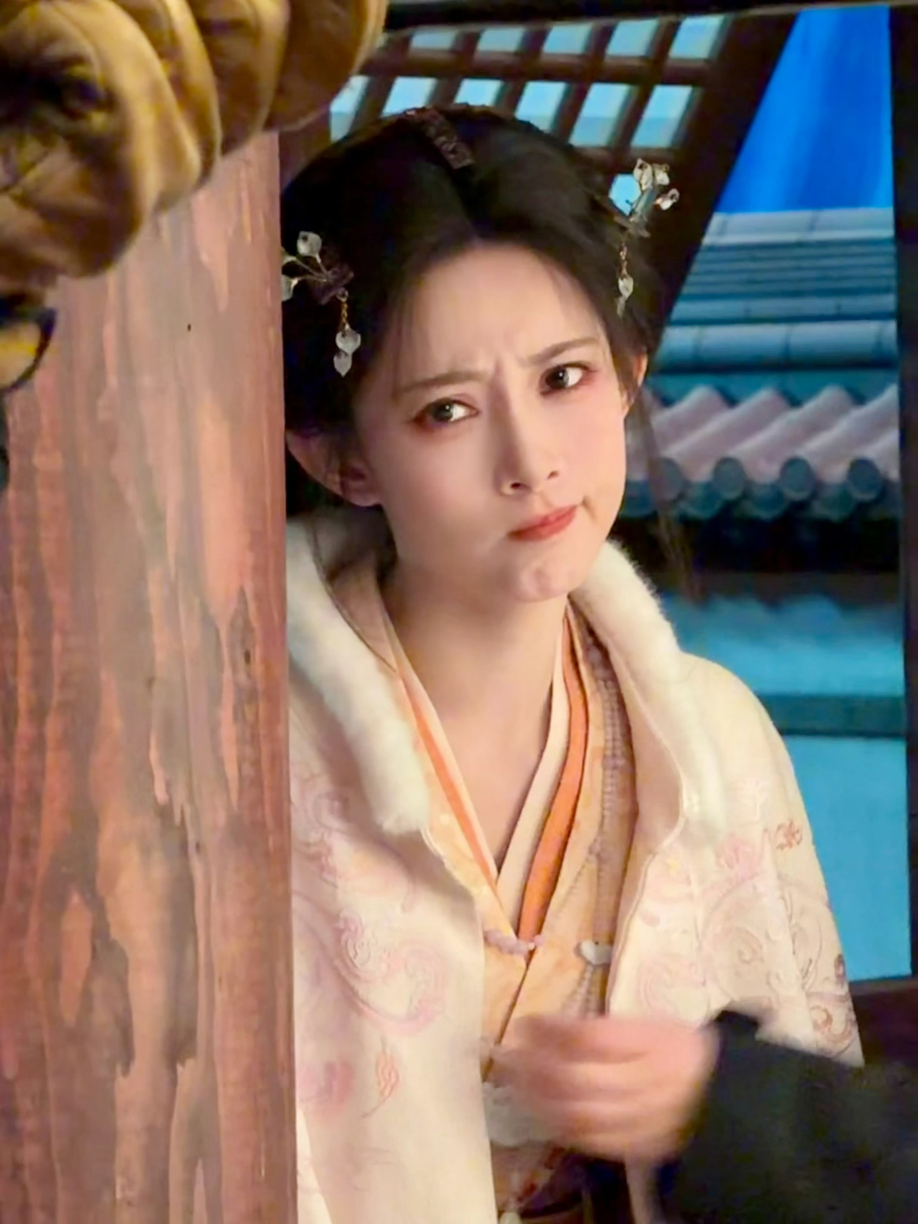 感觉将门毒后这个妆造把孟子义化得很娇憨了，对比起她之前的造型来说这次造型有少女的