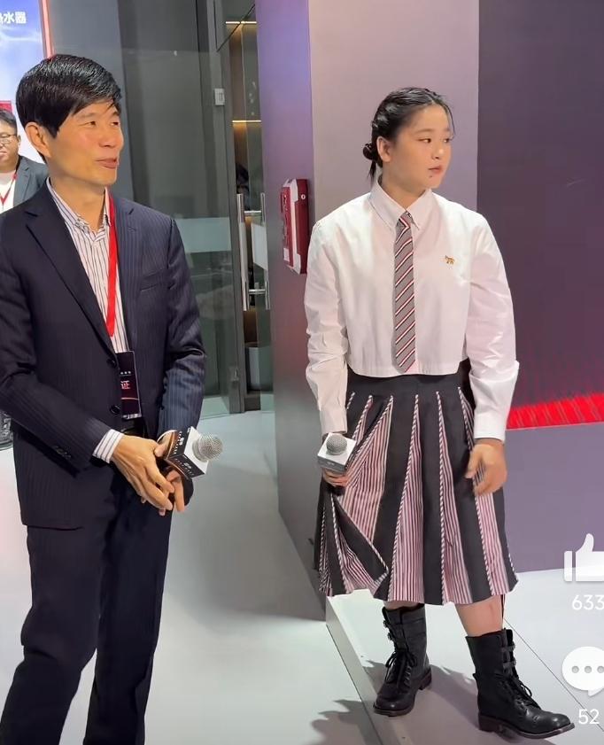 全红婵发育后胖了许多，身围也变粗了，估计她复出已不大可能。在为商家做宣传时，她