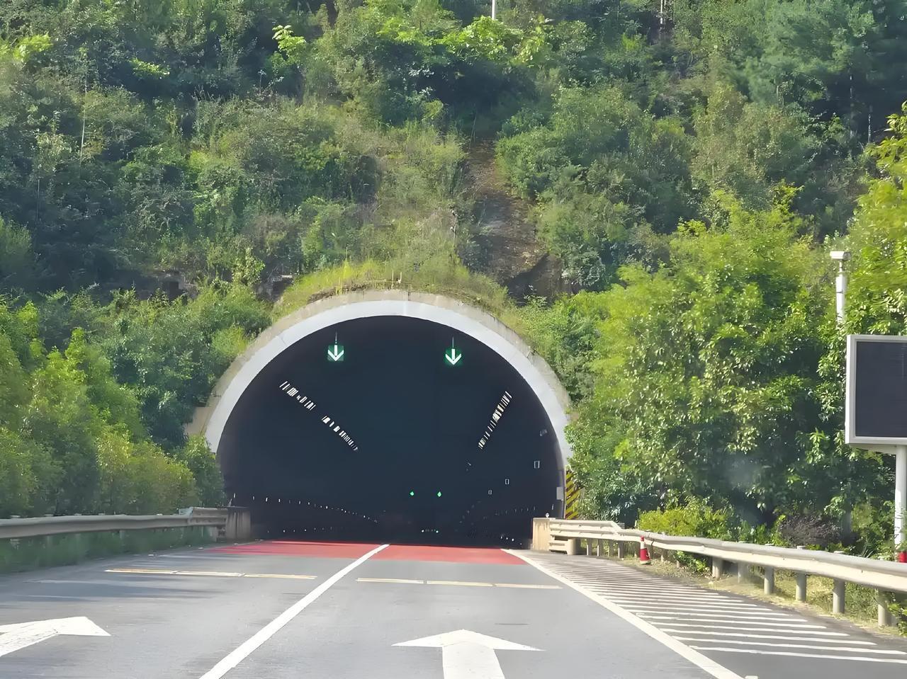 折多山隧道啥时候建成真让人迫不及待！它是康新高速上的高海拔特长隧道，2018年8