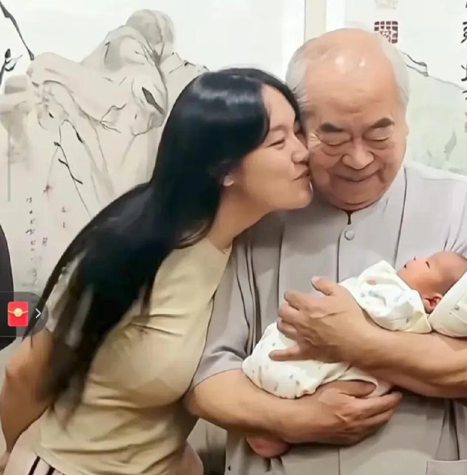 她用了逆袭豪门三板斧！1.年龄差距大。诱惑富豪！2.生子。黏住富豪！3