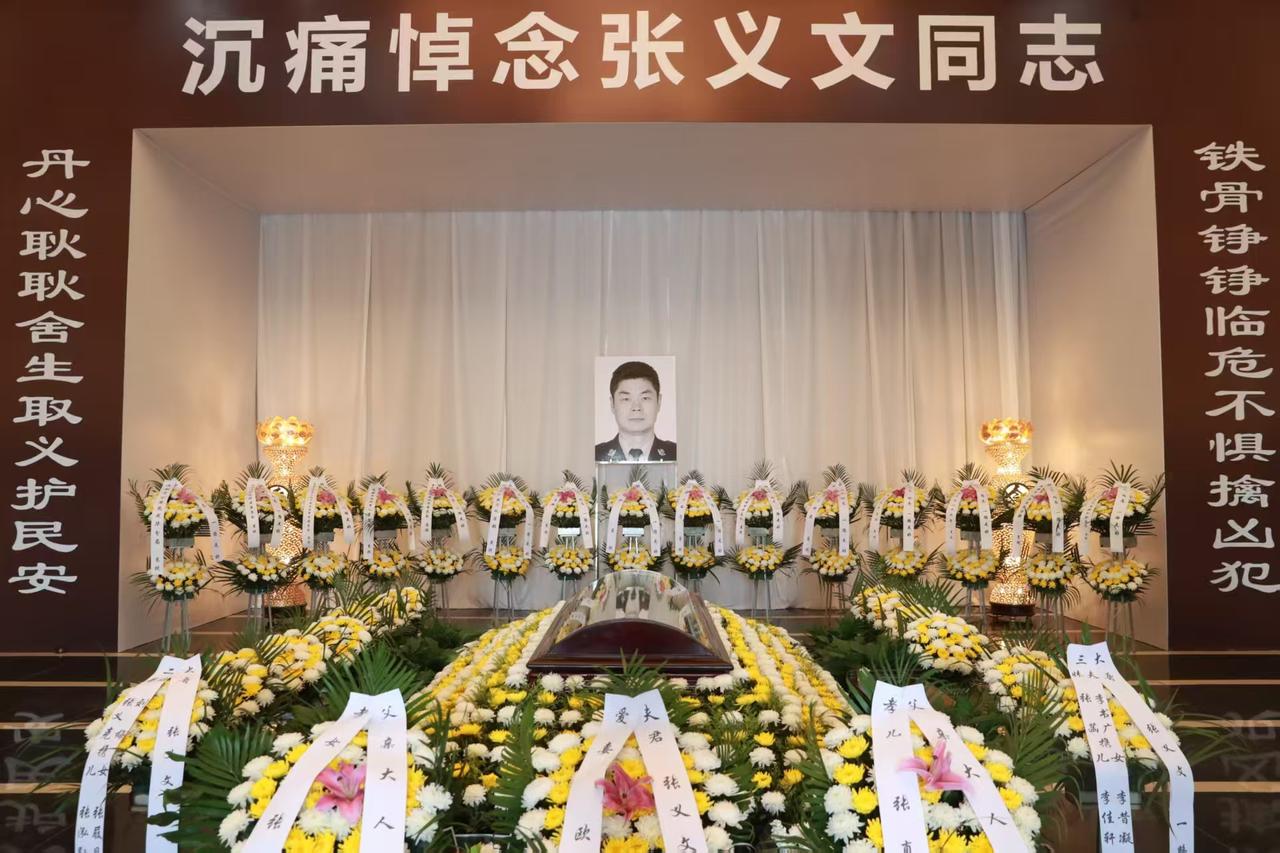 太悲痛了！四川成都，一48岁老民警接到辖区邻里纠纷的报警后迅速出警，现场双方情绪