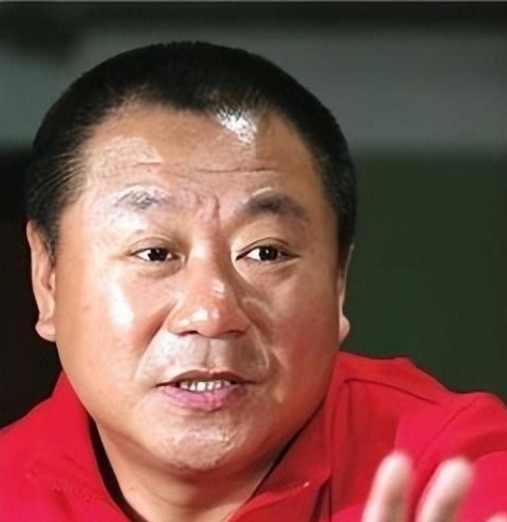 1988年，范伟和一个小护士去相亲，女方一言不发，筷子一下也没动，范伟一看又黄了
