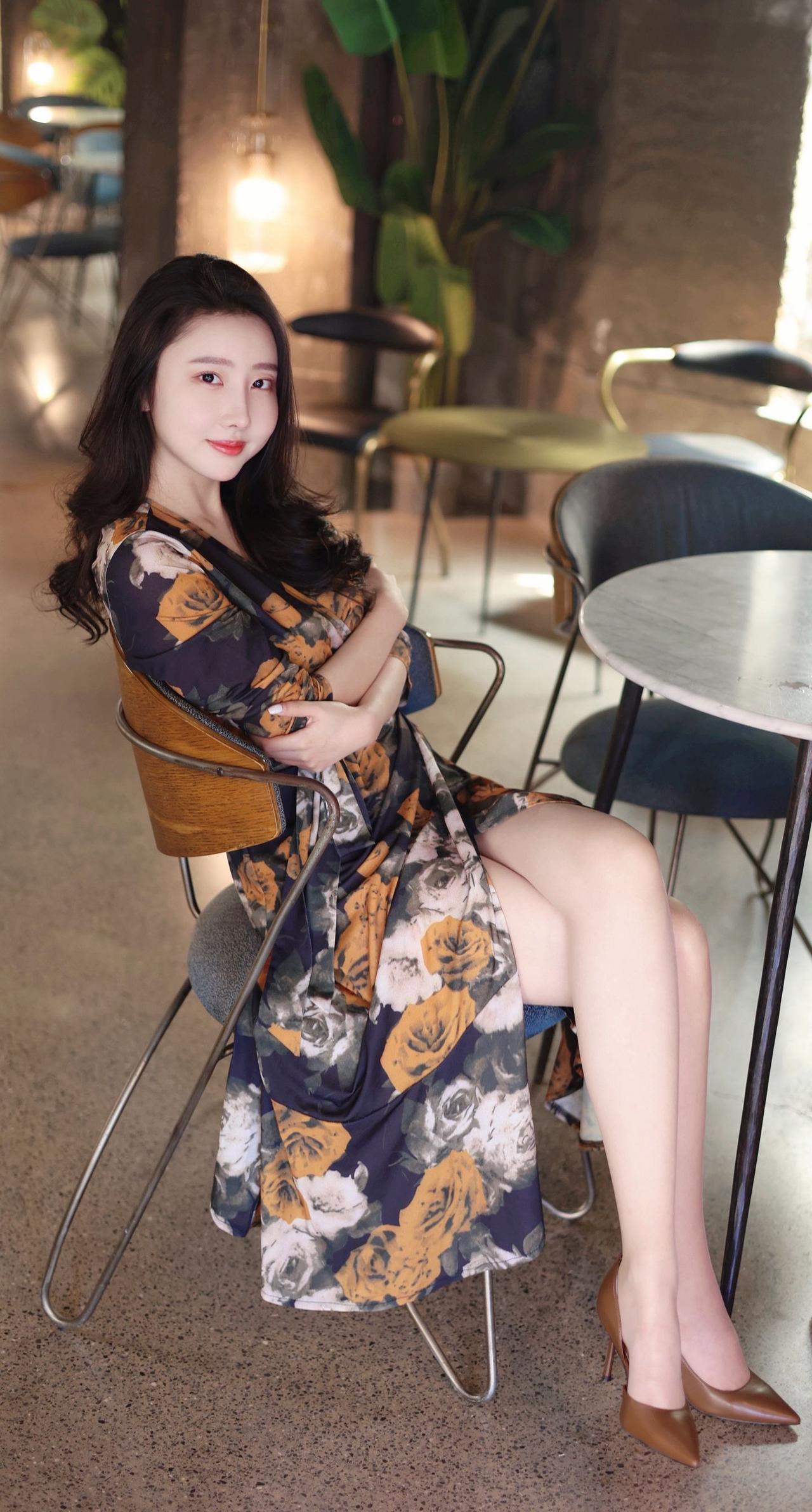 什么样的女人才具有魅力?暖光漫过咖啡馆的角落，裹着裙角的玫瑰与焦糖色鞋尖，温柔得