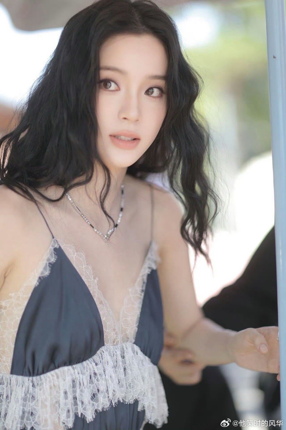 欧阳娜娜好像行走的洋娃娃欧阳娜娜在栩栩华生时尚文化大赏的造型绝了！黑色蕾丝长裙