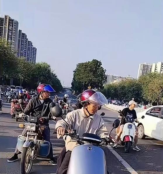 “饭都快吃不起了,还搞什么马拉松?”一位大姐的质问打破了街道的沉静。清晨,某