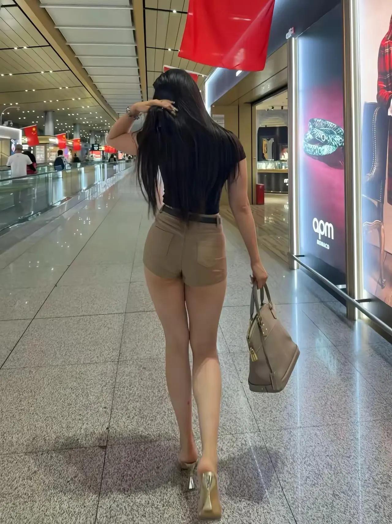 这妞儿走路带风，好酷！