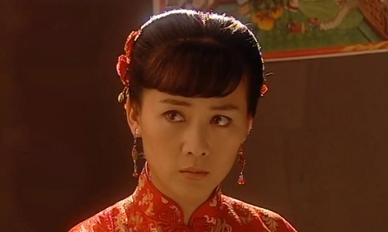 她但凡再年轻20岁，《生万物》都轮不到杨幂演！她二婚嫁世界冠军，还跑到美国相亲相