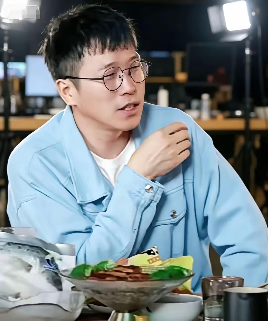 刷到石明的离职信，字里行间都在说新管理层“不友好”“被隔离”。我读完第一反应不是