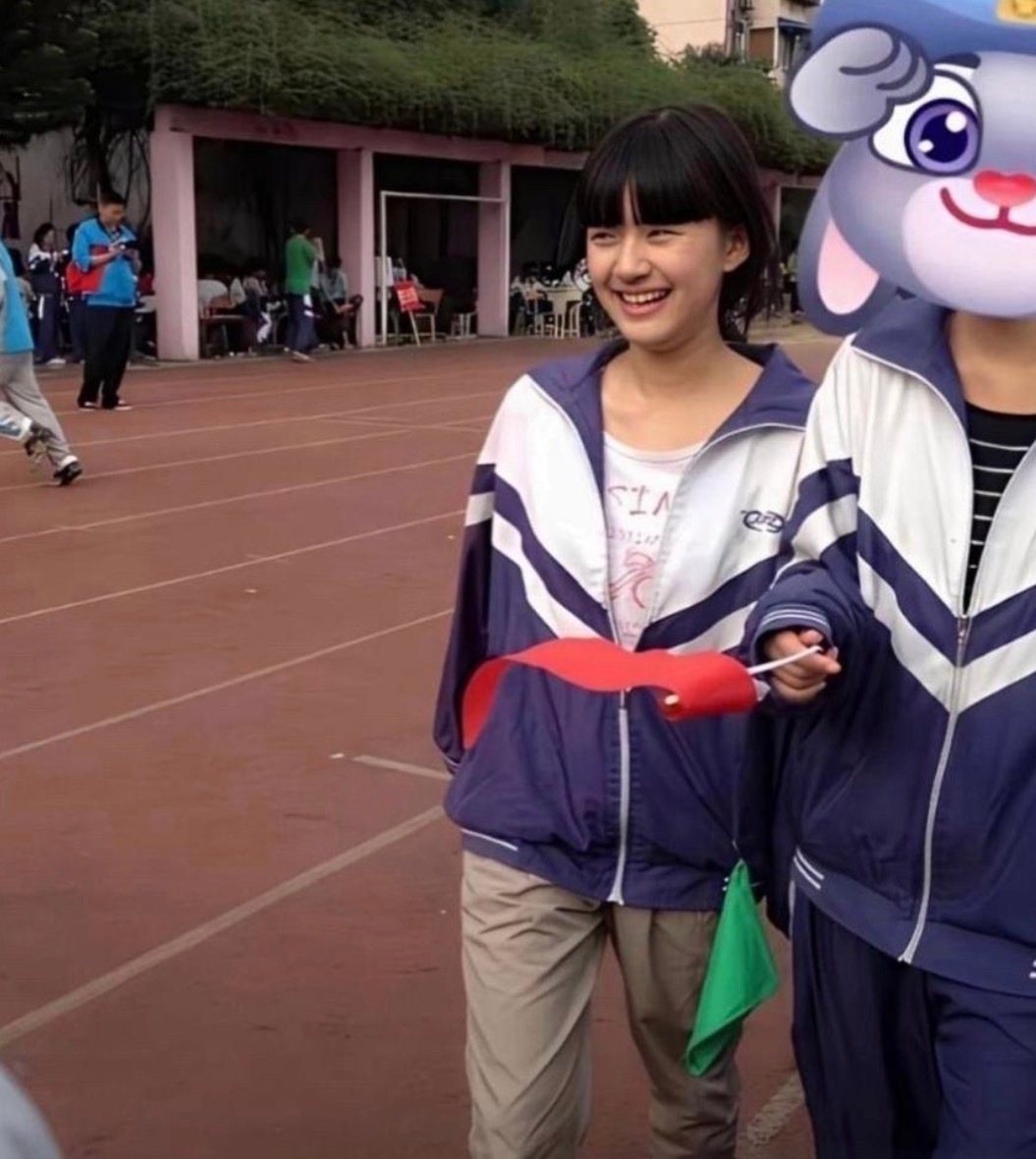 学生时期的赵露思这就是妈生脸的威力吗？