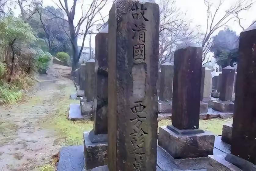 2003年，在日本留学的中国女学生杨海嘉，无意间路过日本大阪府玉造真田山旧陆军墓