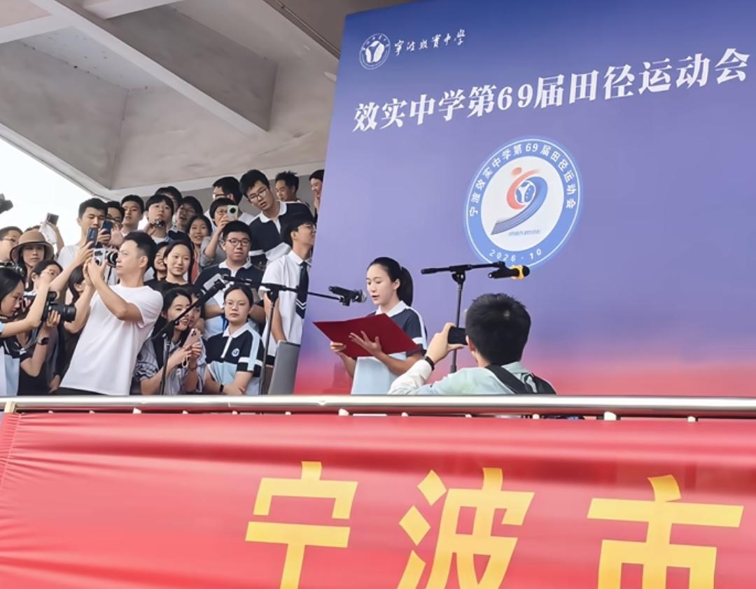 17岁的小孩姐陈妤颉在学校参加校运会很受欢迎，不仅作为学生代表发了言，在跑道上跑