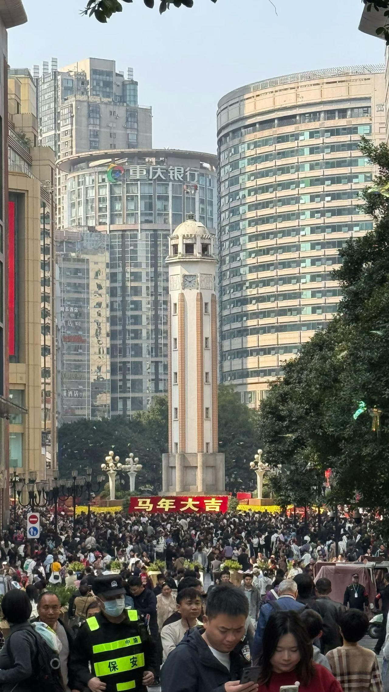 谁懂啊！来重庆解放碑才知道什么叫“人山人海”！这哪是逛街，简直是“摩