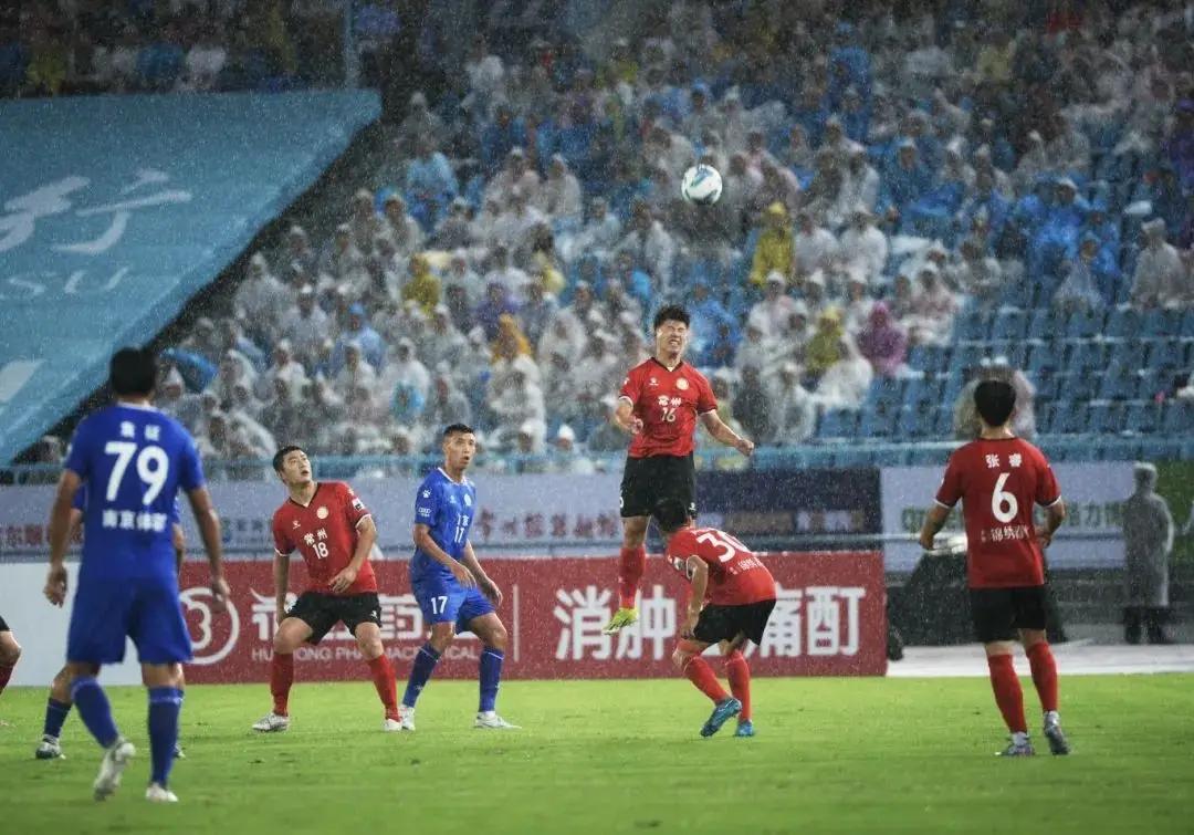 苏超联赛盐城队下一场碰上苏南这支硬茬球队，很有可能五连胜势头被终止，这场比赛一定