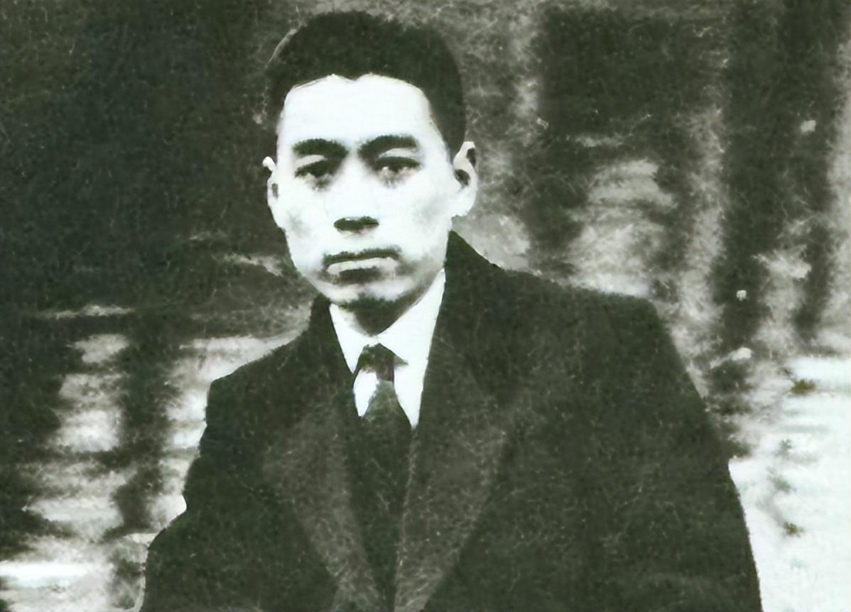 1949年，北平解放不久，公安人员拿到一份敌特情报，但却无人能破译，甚至